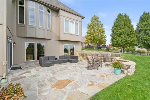$1,025,000 | 8085 Northwest Elizabeth Ann Court, Parkville, MO 64152