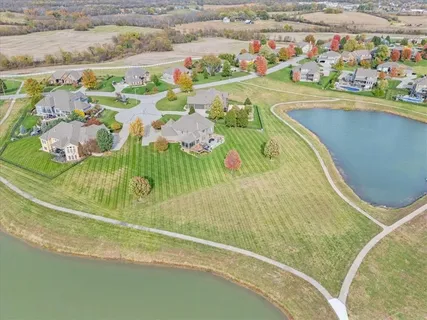 $1,025,000 | 8085 Northwest Elizabeth Ann Court, Parkville, MO 64152