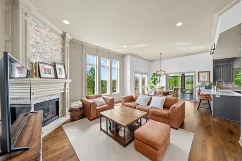 $1,025,000 | 8085 Northwest Elizabeth Ann Court, Parkville, MO 64152