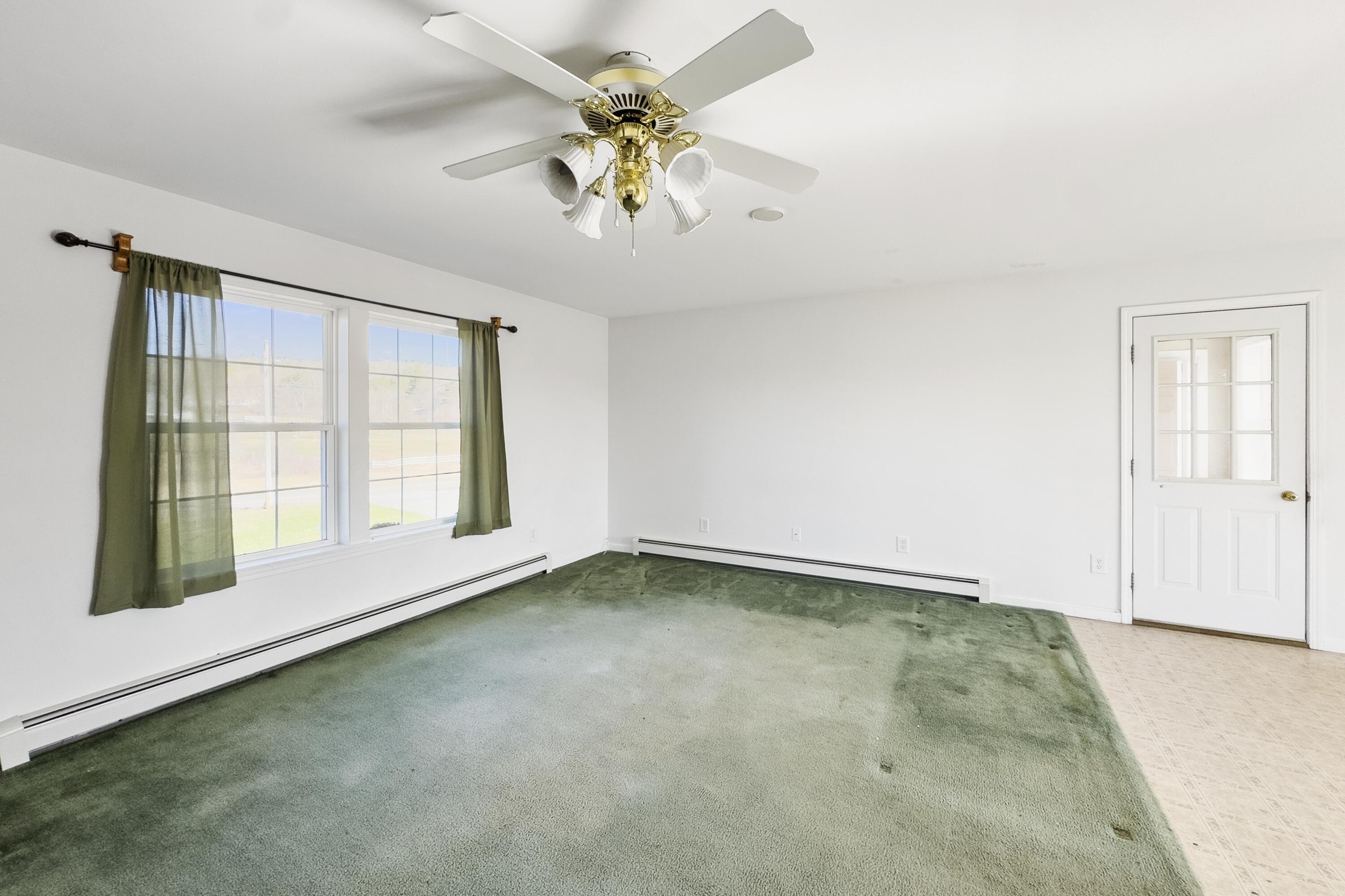 169 West Meadow Road Thomaston, ME 04861 - Photo 15 of 40 Living room