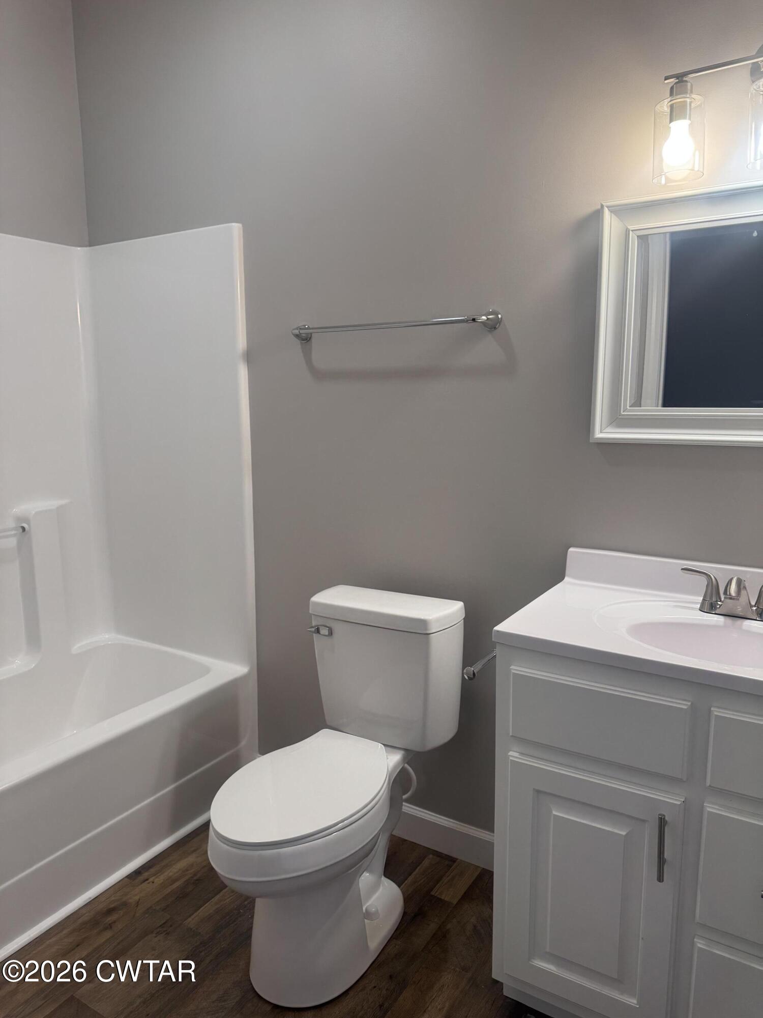103 Dempster Street Jackson, TN 38301 - Photo 15 of 18 a bathroom with a toilet a sink and bathtub
