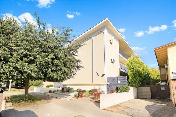 a view of an house with backyard