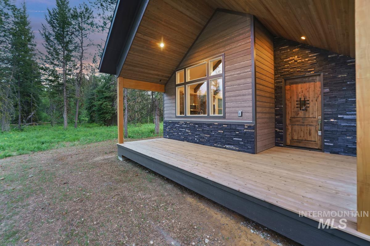 136 Jacks Loop Donnelly, ID 83615 - Photo 4 of 48