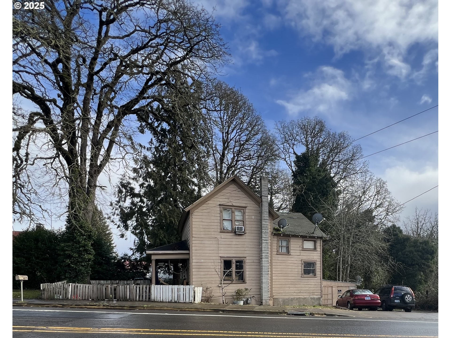 a house view with a outdoor space