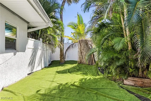 a view of a dinning table and chairs in patio