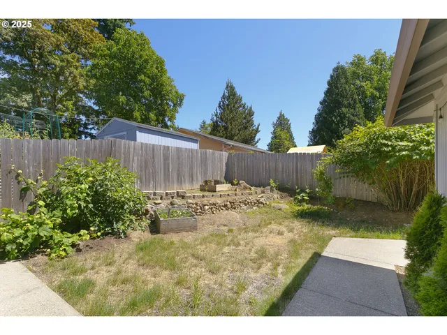 a view of a backyard