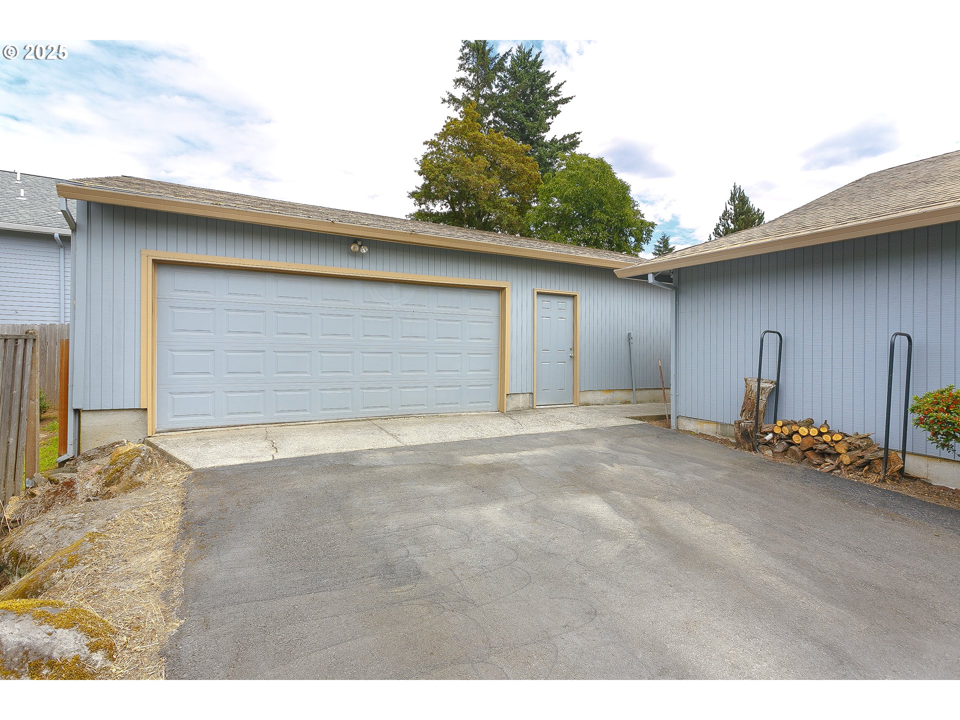 132 Southeast 214th Avenue Gresham, OR 97030 - Photo 25 of 27 a backyard of a house