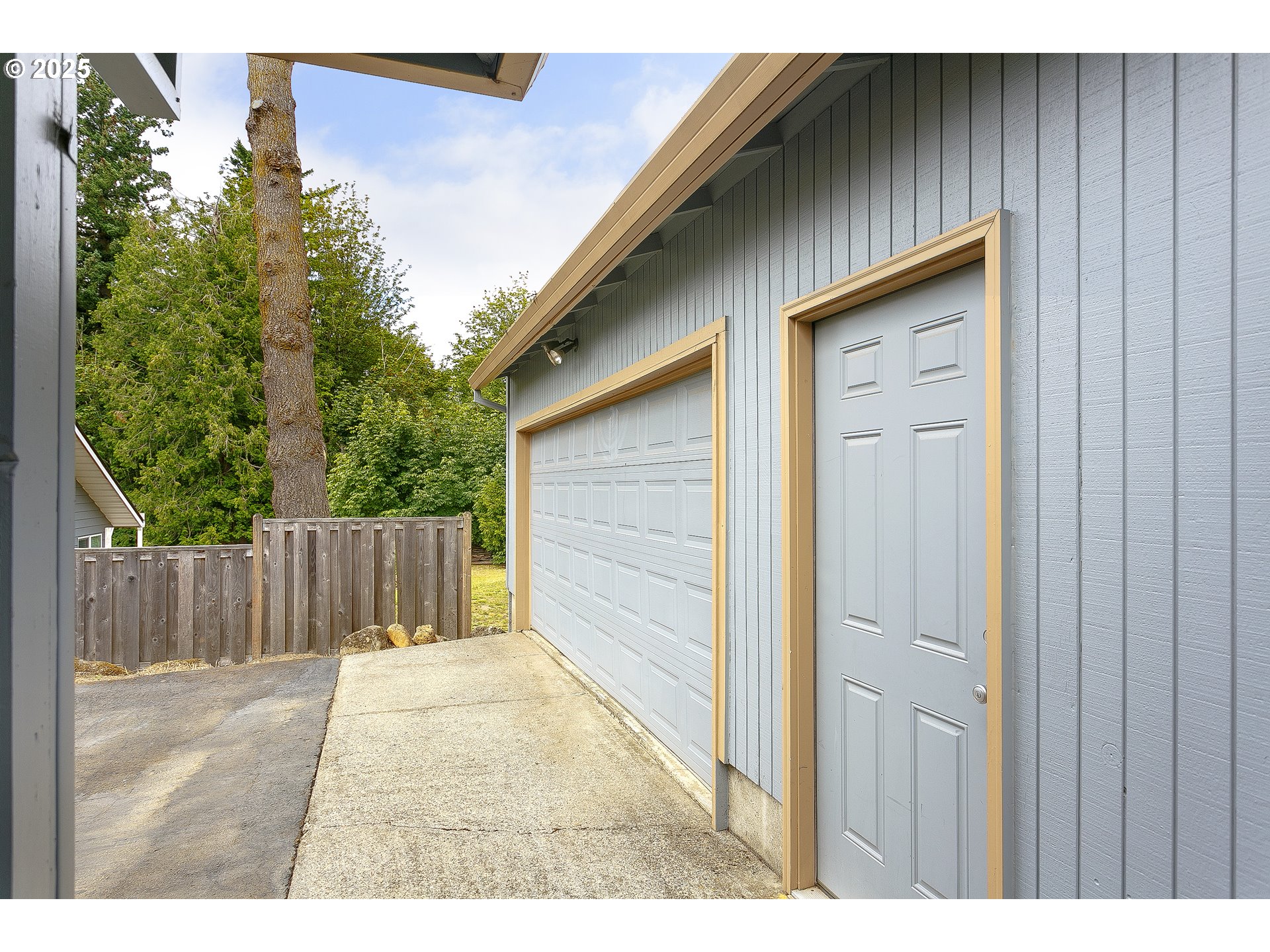 132 Southeast 214th Avenue Gresham, OR 97030 - Photo 26 of 27 a backyard of a house