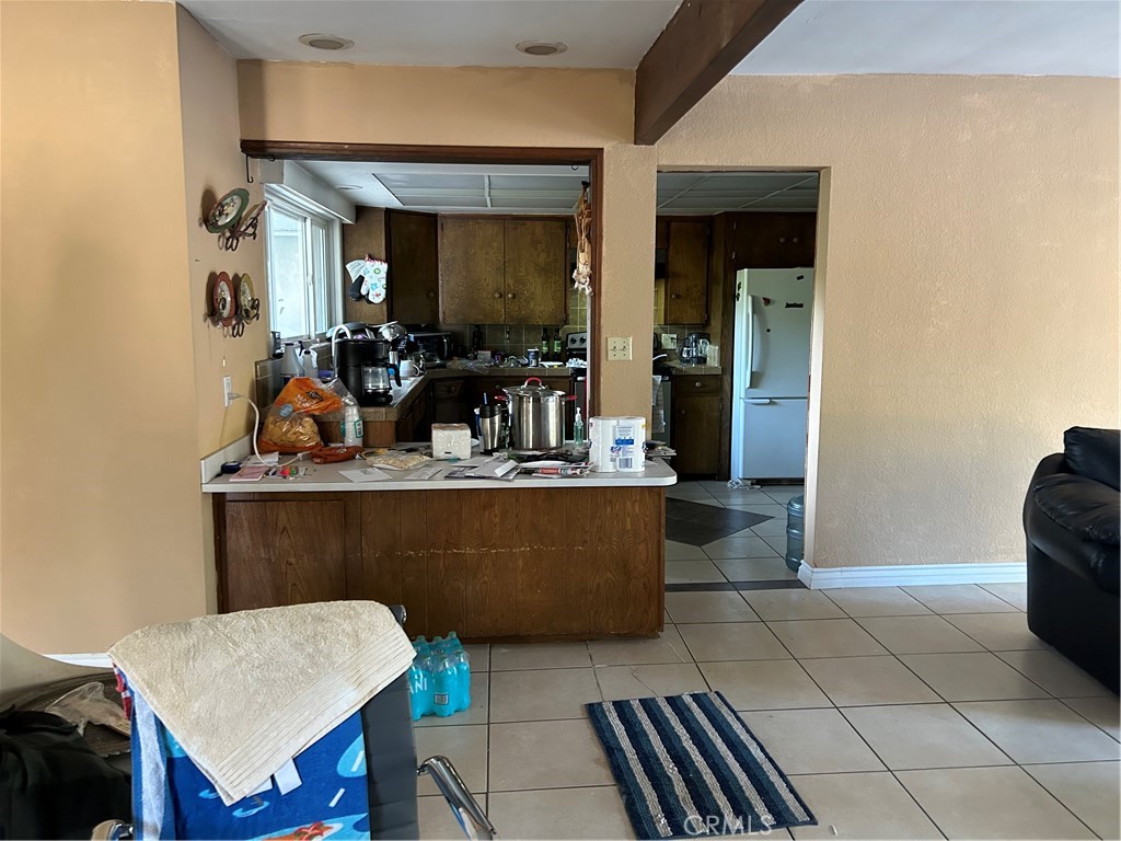 4644 La Canada Road Fallbrook, CA 92028 - Photo 14 of 26 a room with table chairs and kitchen view