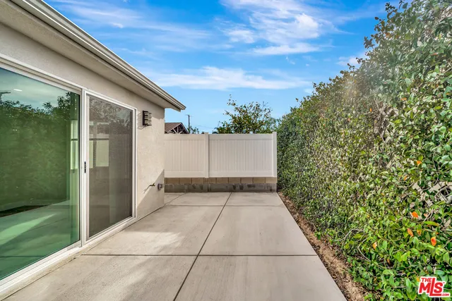 a view of backyard of the house