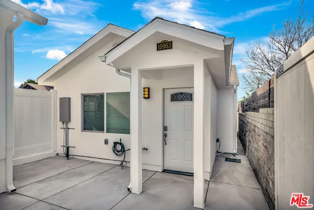 a view of a house with backyard