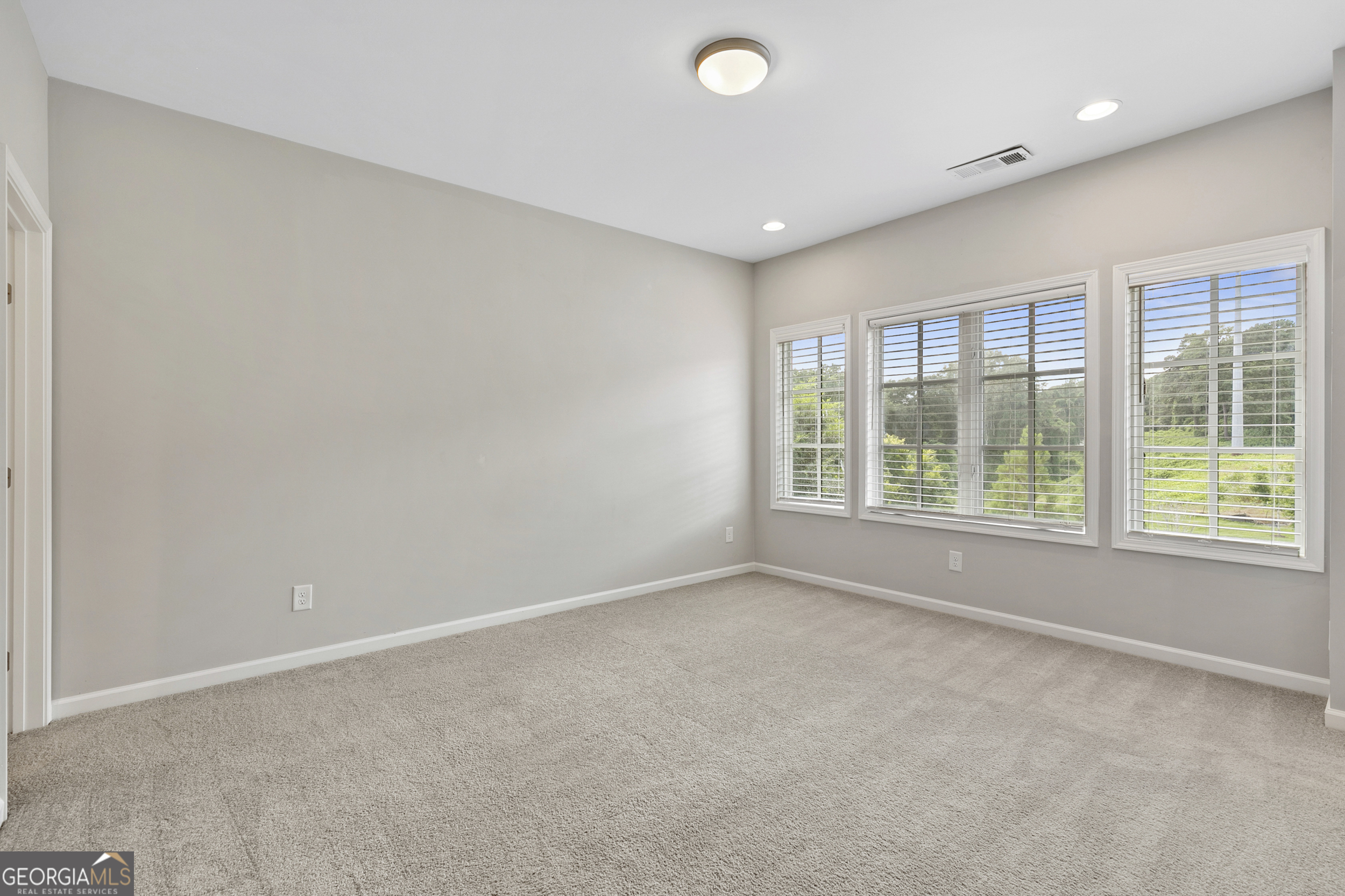 1954 Summit Trace Circle Northwest Atlanta, GA 30318 - Photo 29 of 45 an empty room with a window
