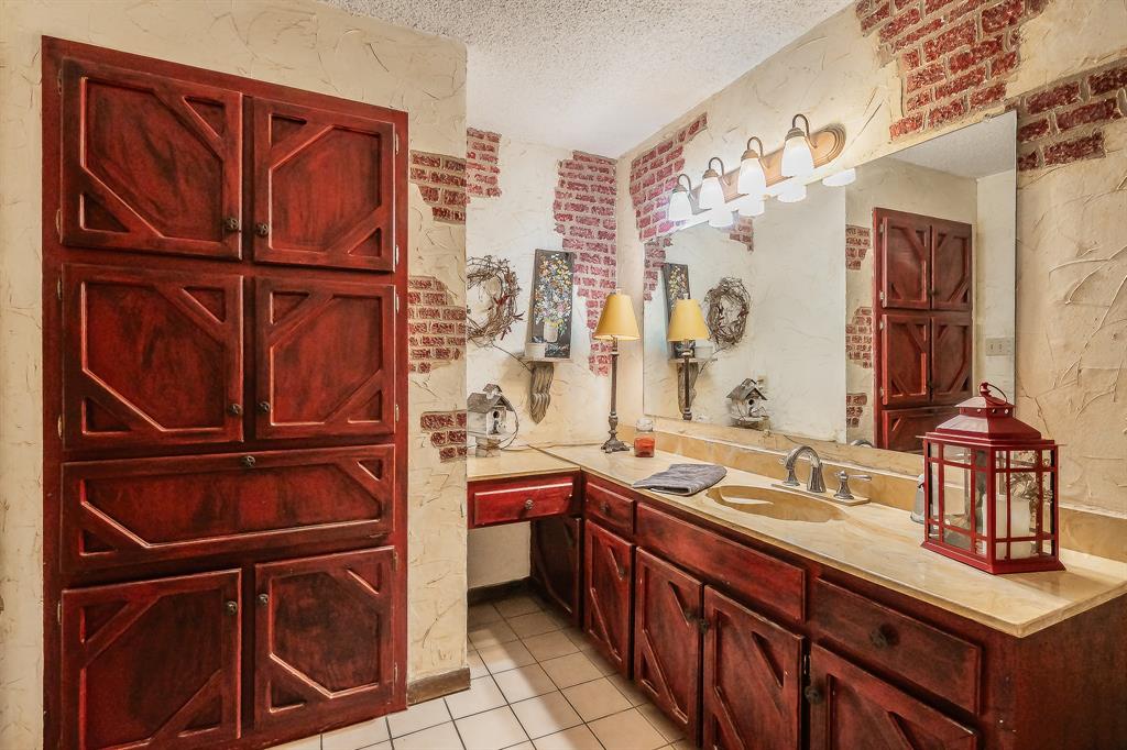 11485 Ridgeview Circle Fort Worth, TX 76244 - Photo 11 of 40 Guest Bathroom