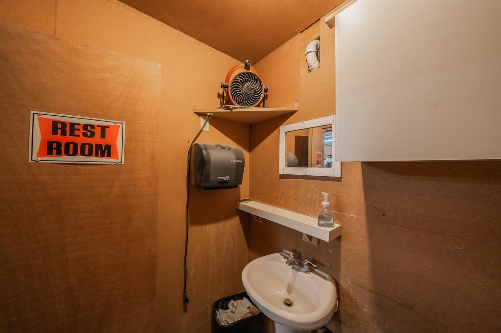 11485 Ridgeview Circle Fort Worth, TX 76244 - Photo 29 of 40 2nd bathroom in the building