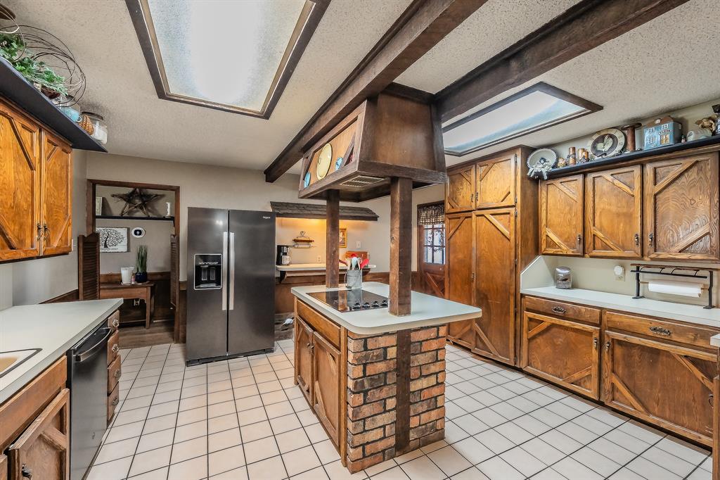 11485 Ridgeview Circle Fort Worth, TX 76244 - Photo 7 of 40 Large Kitchen with Island and Breakfast Bar