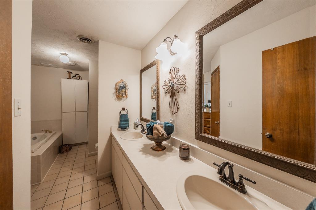 11485 Ridgeview Circle Fort Worth, TX 76244 - Photo 9 of 40 Master Bath with dual sinks, separate tub and shower