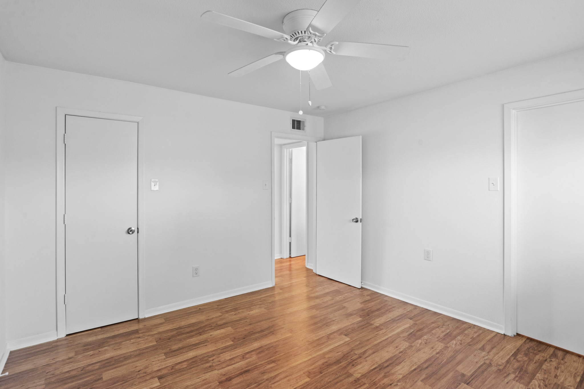 1408 Hughes Street, Unit 4 Houston, TX 77023 - Photo 23 of 27 Both closets are shown in this bedroom picture.
