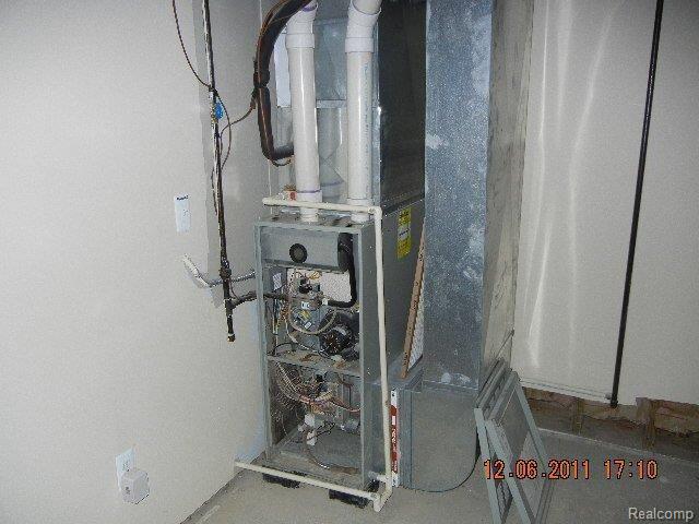912 Chase Lake Road Howell, MI 48855 - Photo 11 of 23 DSCN0622.JPG