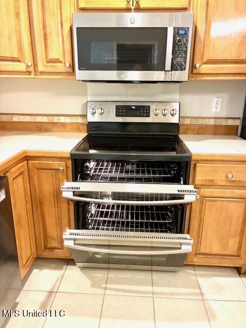 20044 Commission Road Long Beach, MS 39560 - Photo 18 of 25 Oven open