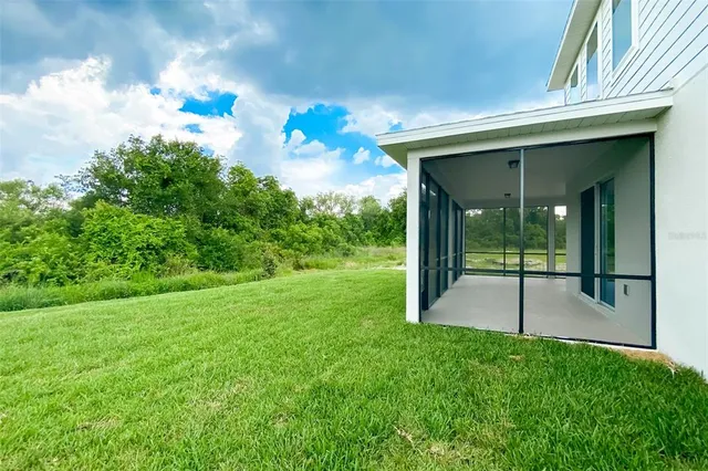 a view of an house with backyard