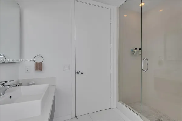 $11,000 | 1100 Biscayne Boulevard, Unit 3901, Miami, FL 33132