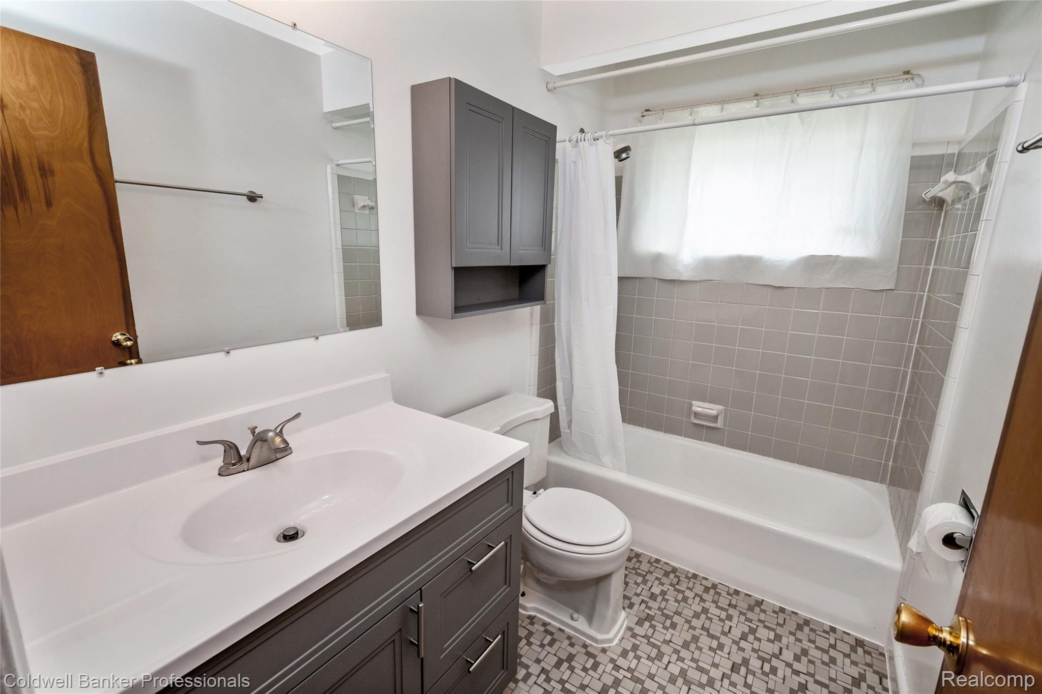 8105 Pardee Road Taylor, MI 48180 - Photo 19 of 34 Bathroom