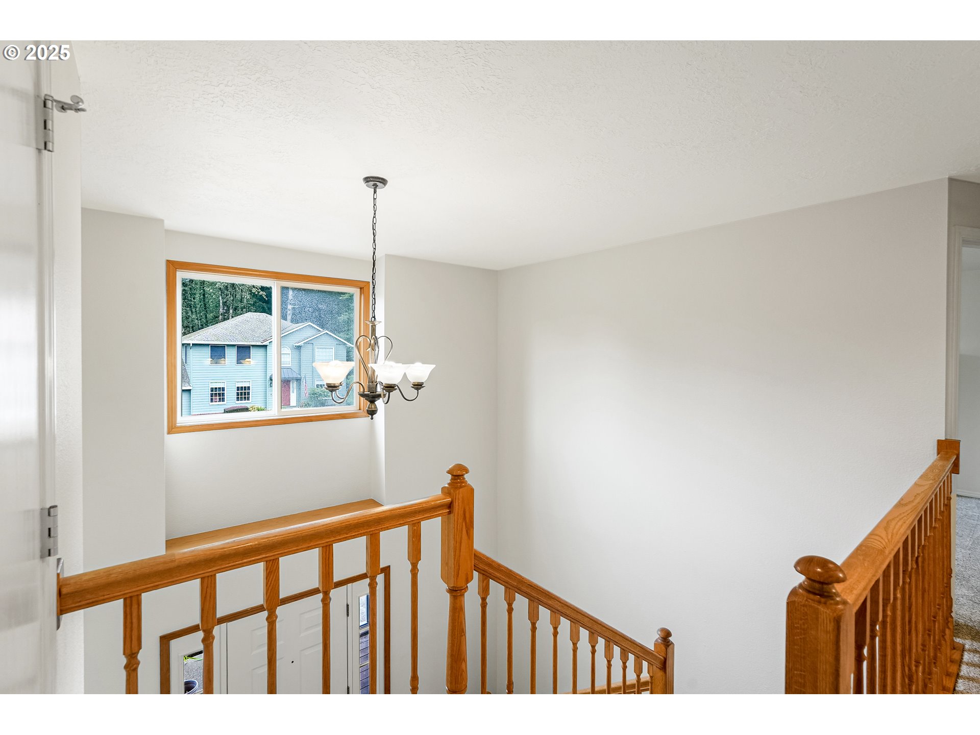 5561 Springwood Avenue Southeast Salem, OR 97306 - Photo 22 of 42 a view of a hallway with windows