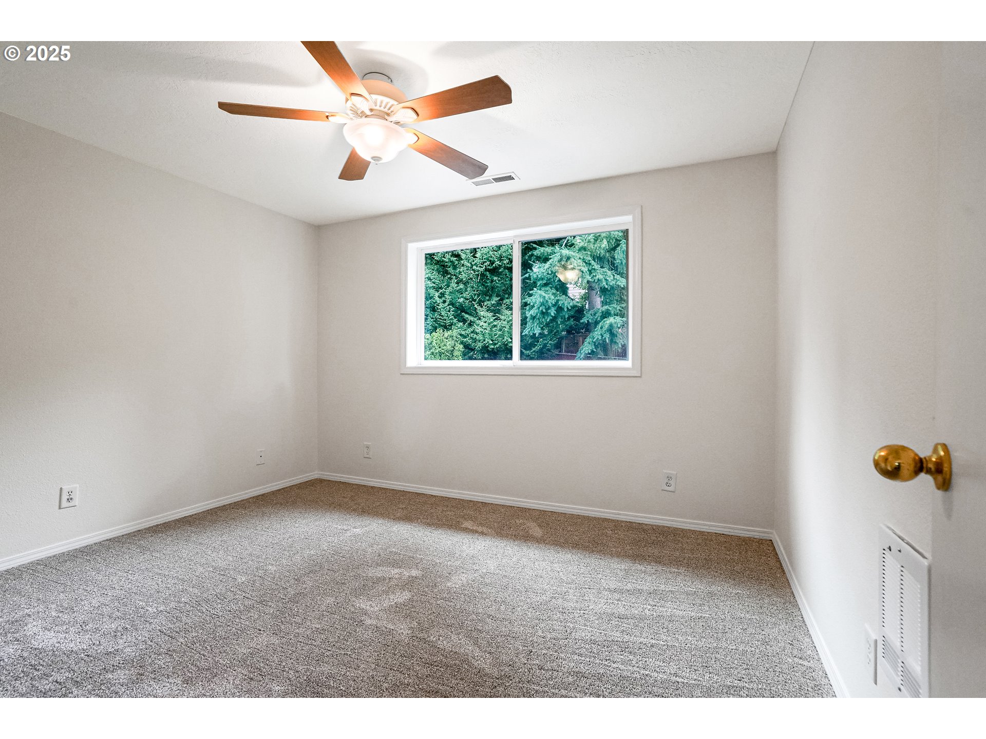 5561 Springwood Avenue Southeast Salem, OR 97306 - Photo 26 of 42 an empty room with ceiling fan and window