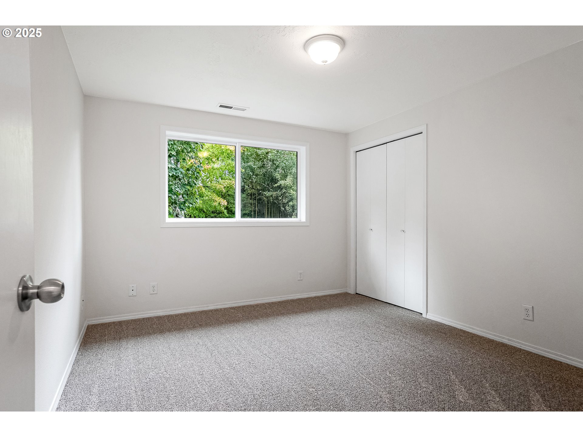 5561 Springwood Avenue Southeast Salem, OR 97306 - Photo 28 of 42 an empty room with a window