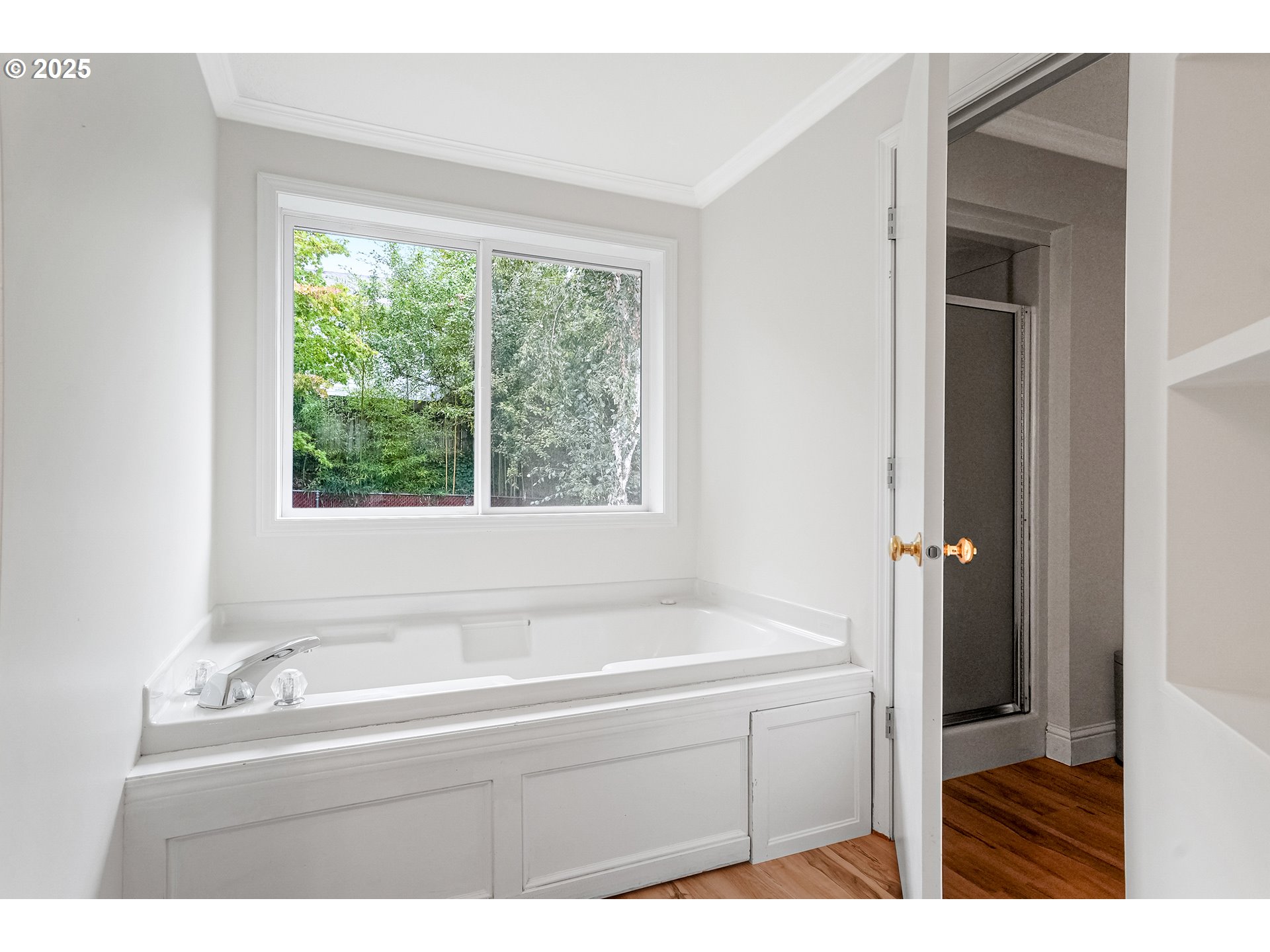 5561 Springwood Avenue Southeast Salem, OR 97306 - Photo 33 of 42 a bathroom with a bathtub and a sink