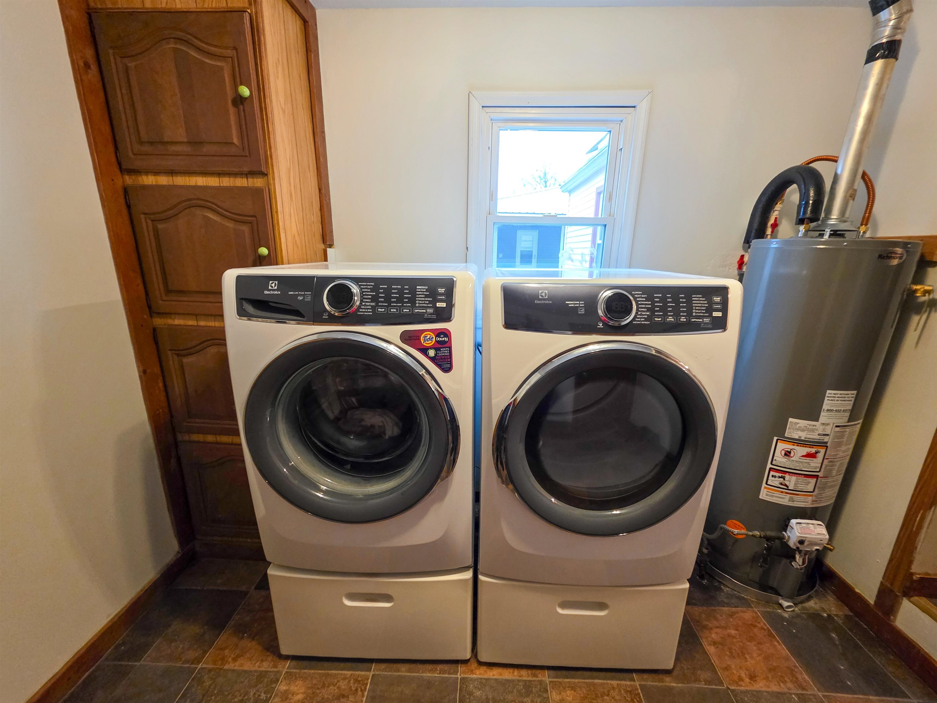 105 Watkins Street Cisne, IL 62823 - Photo 17 of 30 a utility room with dryer and washer
