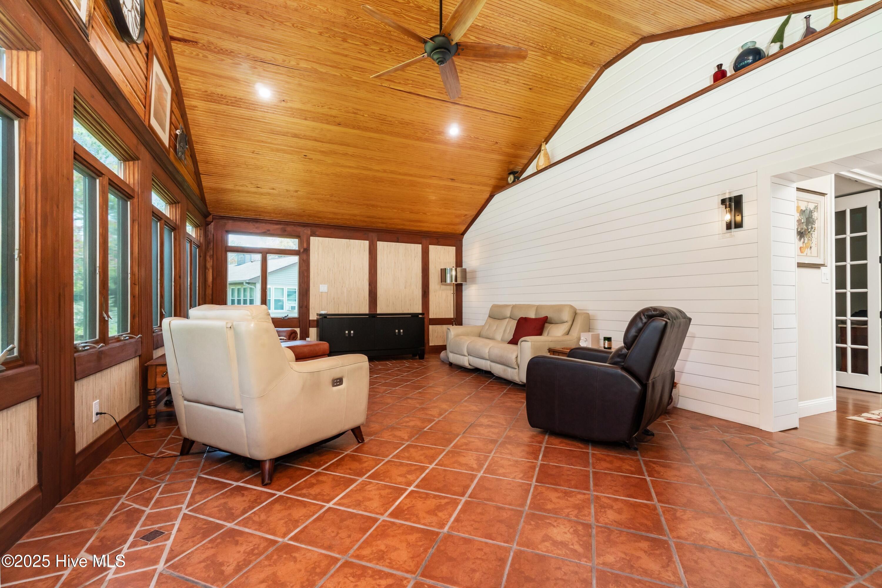 400 Ragan Road Oriental, NC 28571 - Photo 17 of 42 017_Family Room