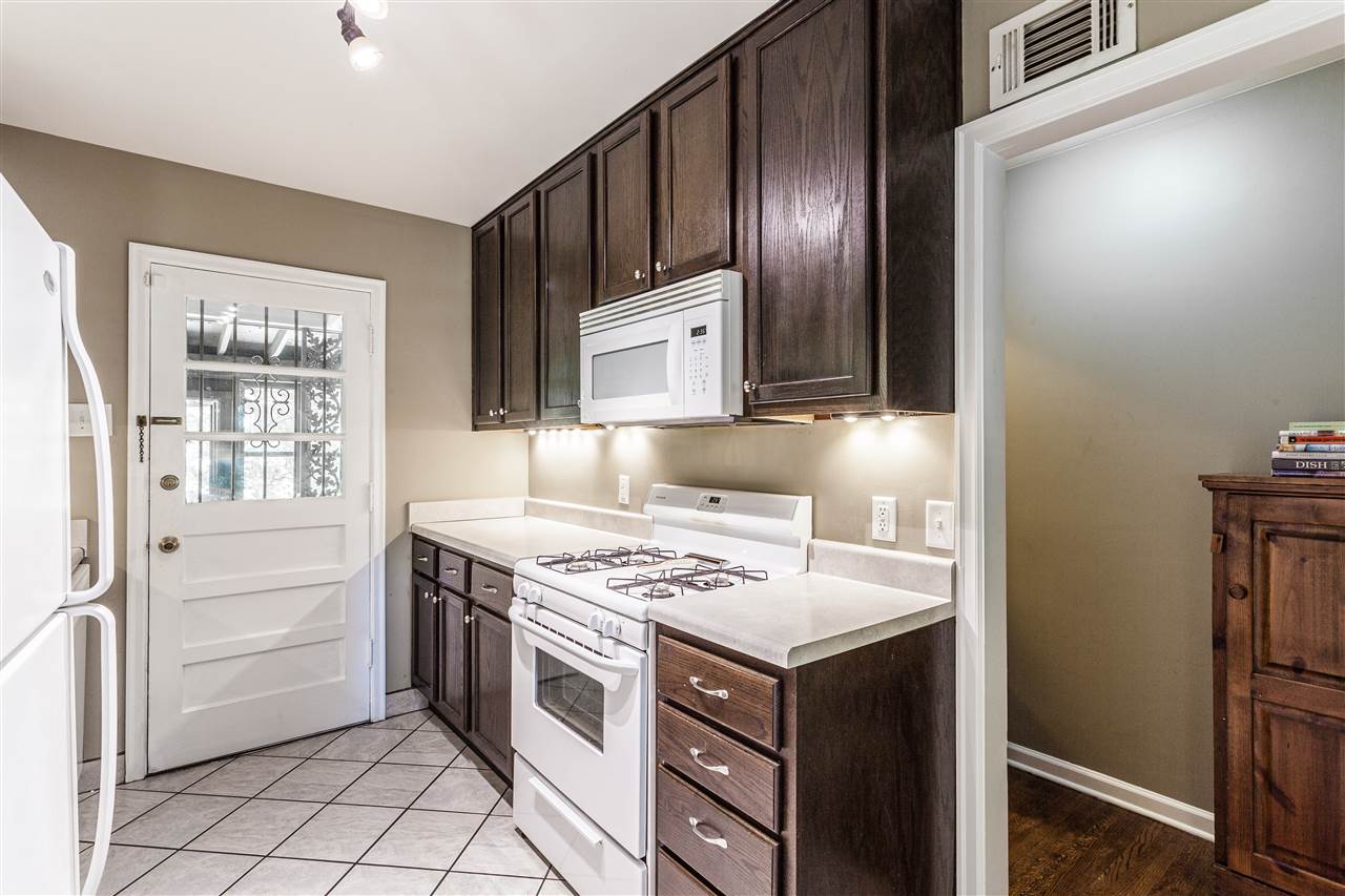 382 Fernway Road Memphis, TN 38117 - Photo 8 of 17 a kitchen with a stove and a refrigerator