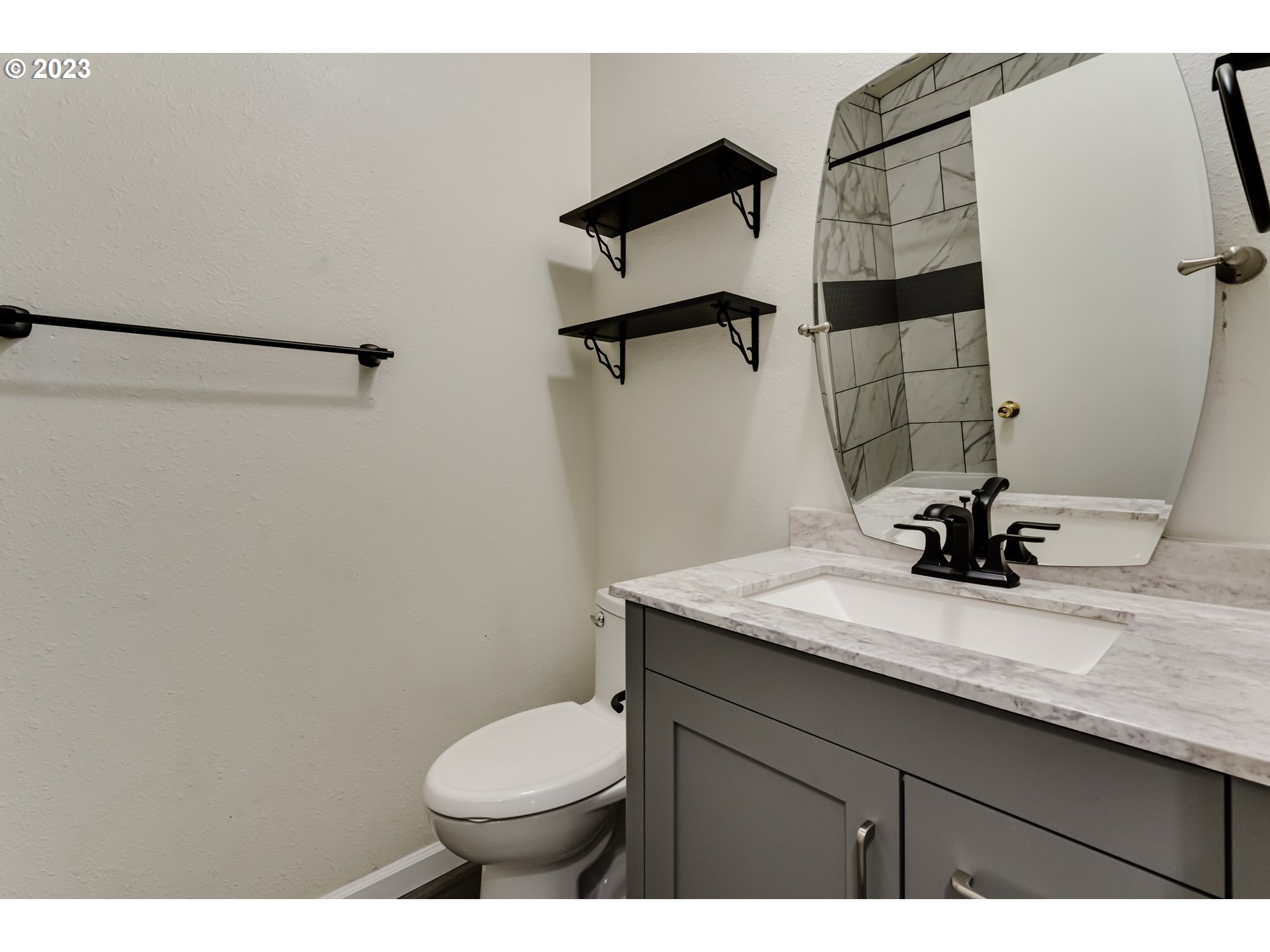 88716 Knight Road Veneta, OR 97487 - Photo 13 of 31 Bathroom