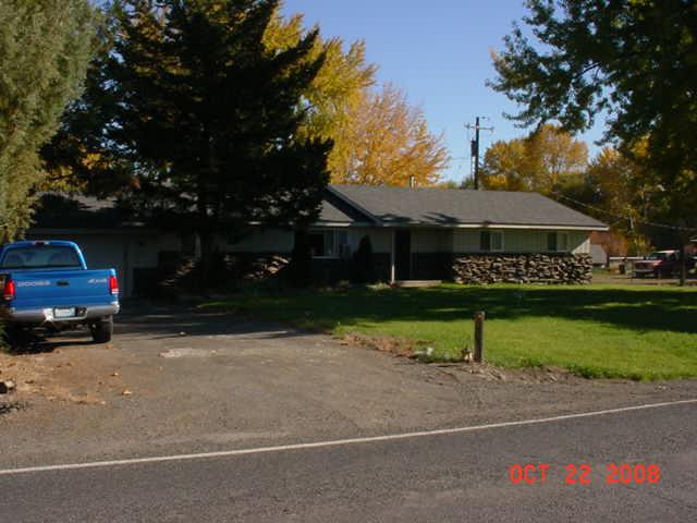 3307 Wiley Road Yakima, WA 98903 - Photo 1 of 13 a front view of a house with garden