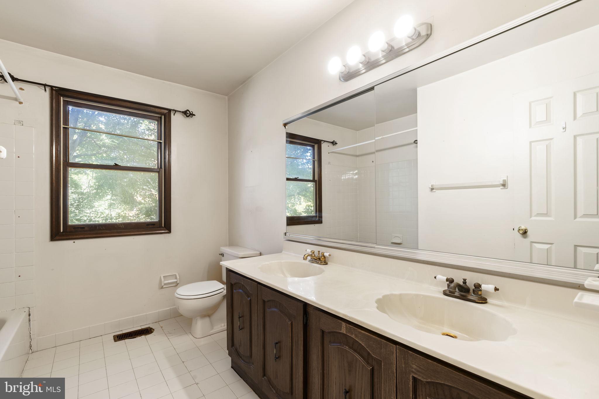 1 Wayne Circle Lower Gwynedd, PA 19002 - Photo 34 of 44 Full Hall Bathroom w/Shower Tub