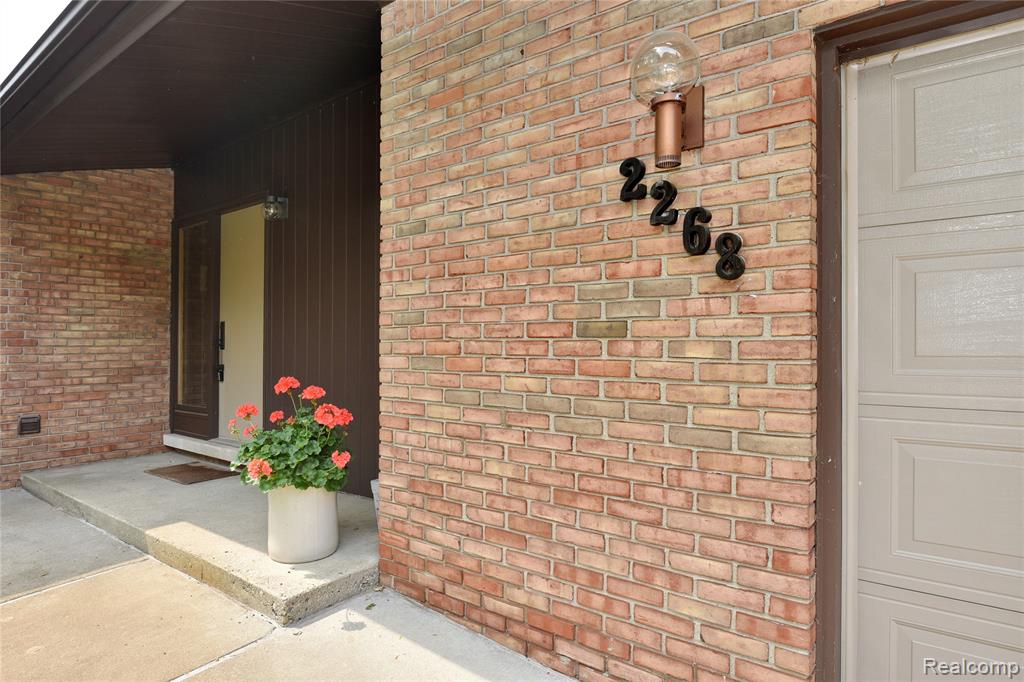 2268 Devonshire Road Bloomfield Hills, MI 48302 - Photo 2 of 38