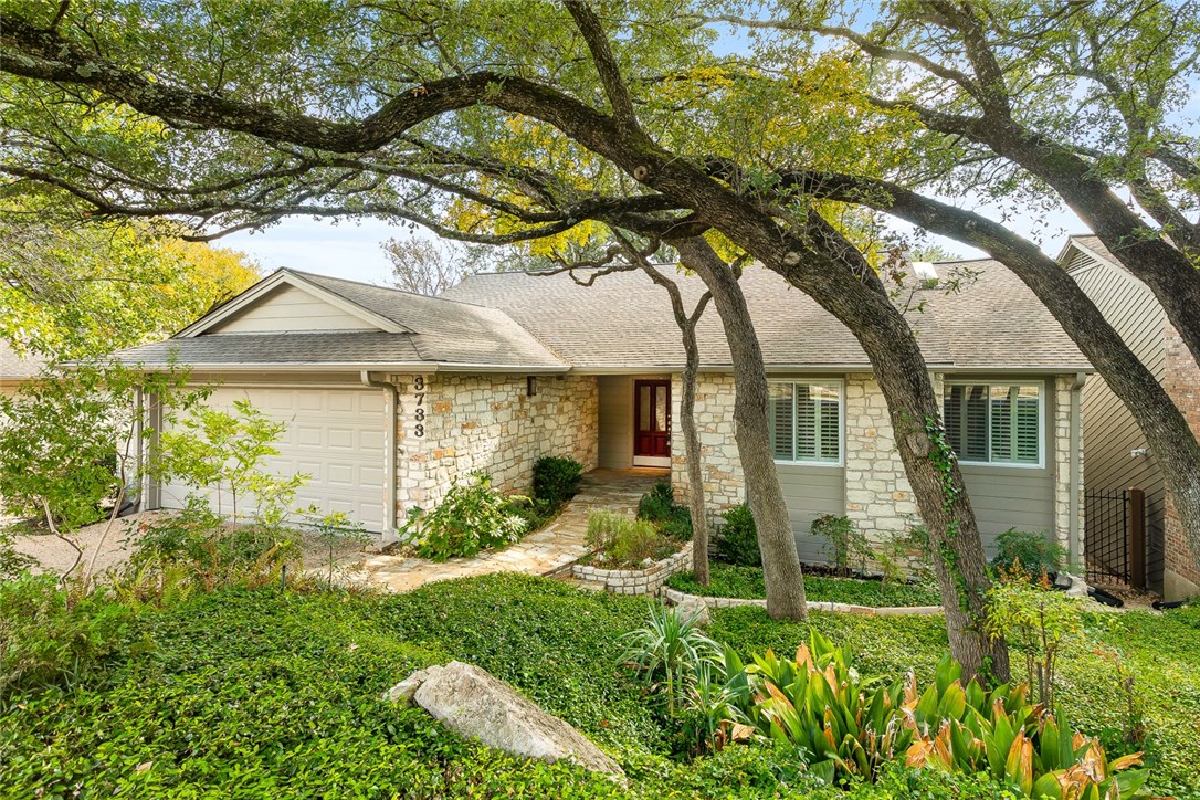 a view of a yard in front of house