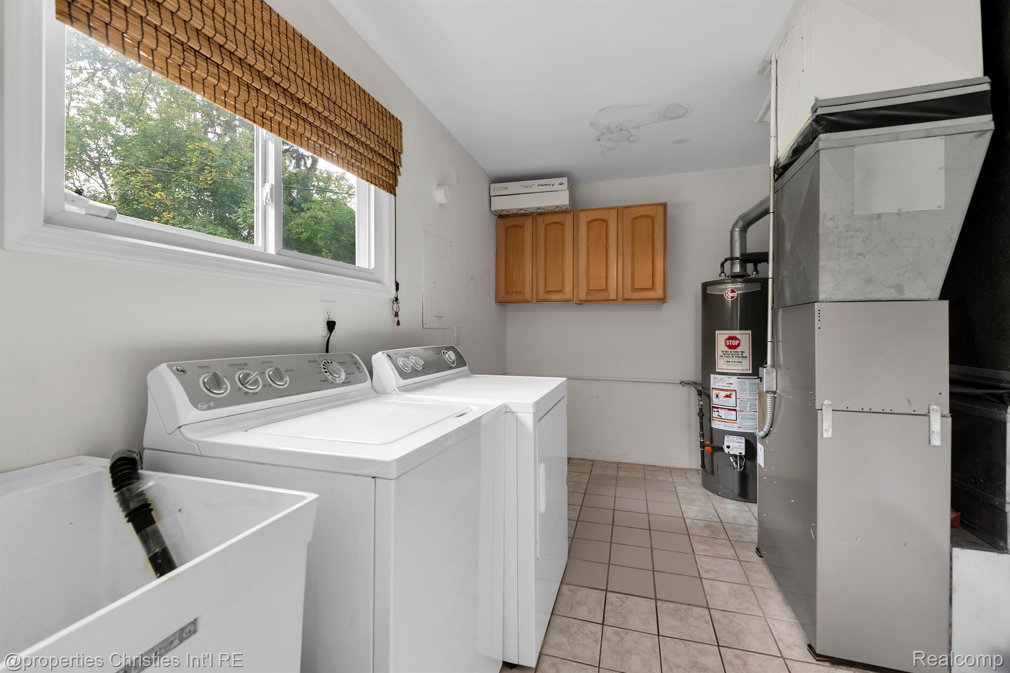 6433 Hermana Road West Bloomfield, MI 48324 - Photo 11 of 22 Laundry and Utility room