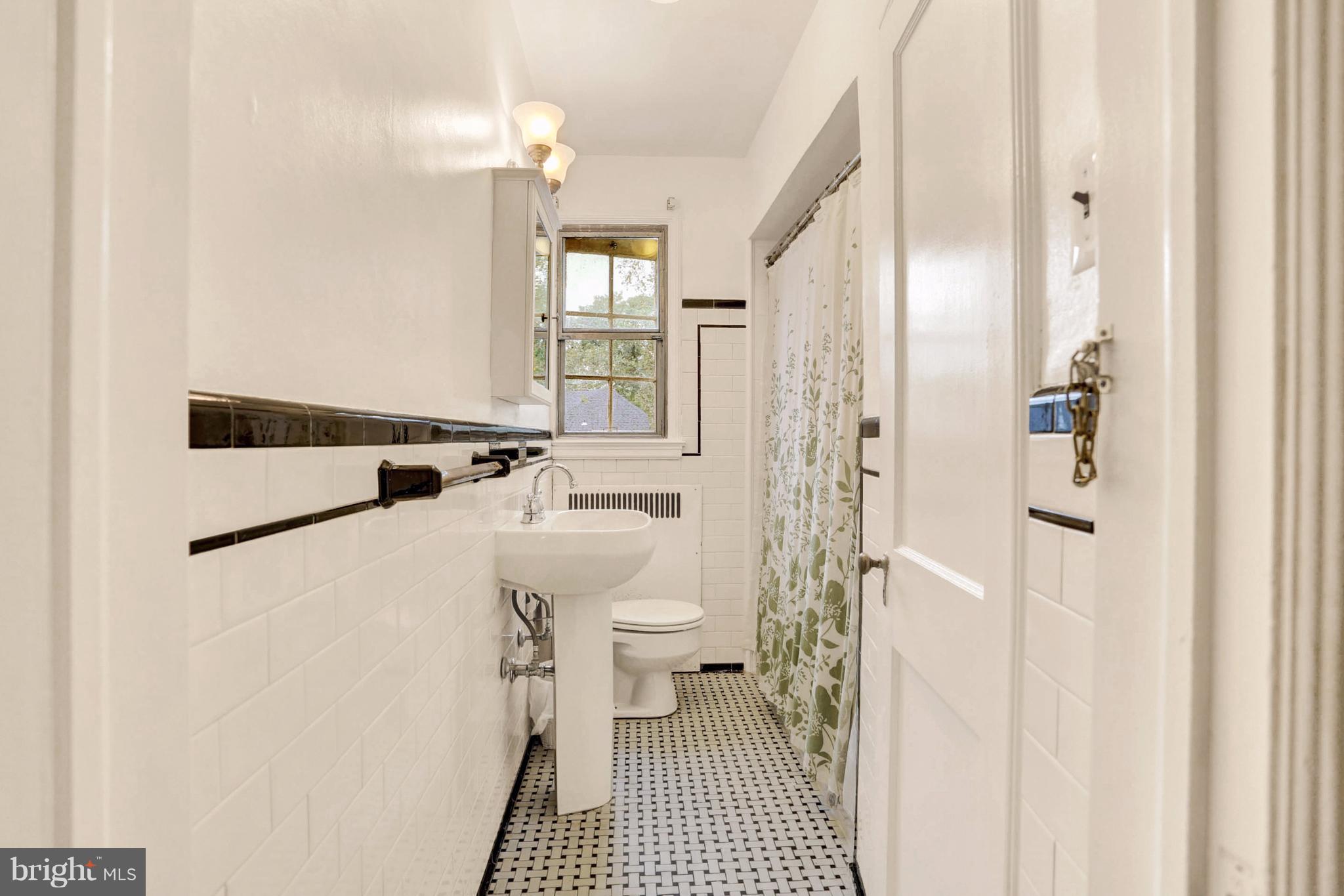 1528 Shadyside Road Baltimore, MD 21218 - Photo 24 of 27 Upstairs hallway bath with immaculate tilework