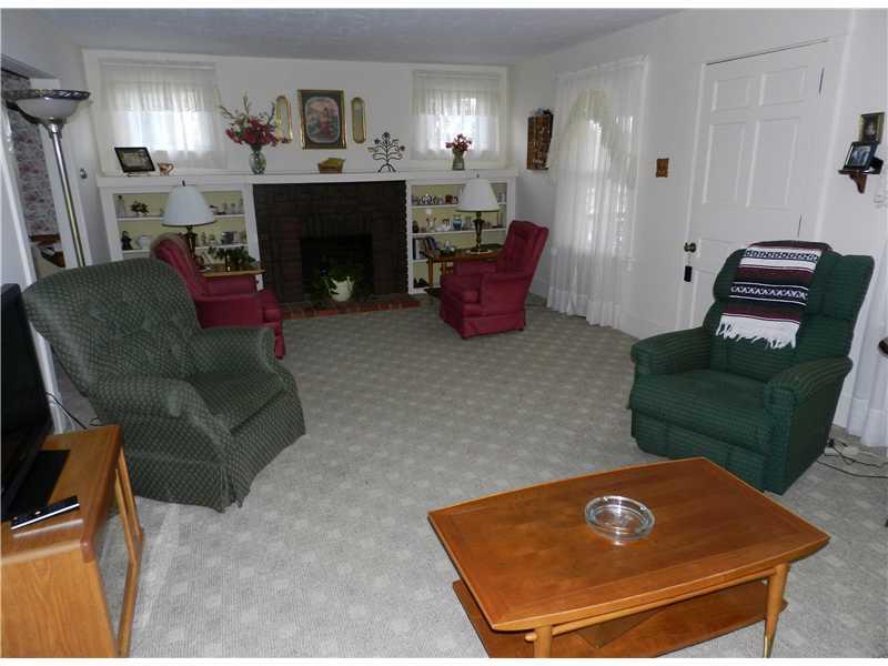 4110 Hollow Road New Castle, PA 16101 - Photo 9 of 18 Living Room.