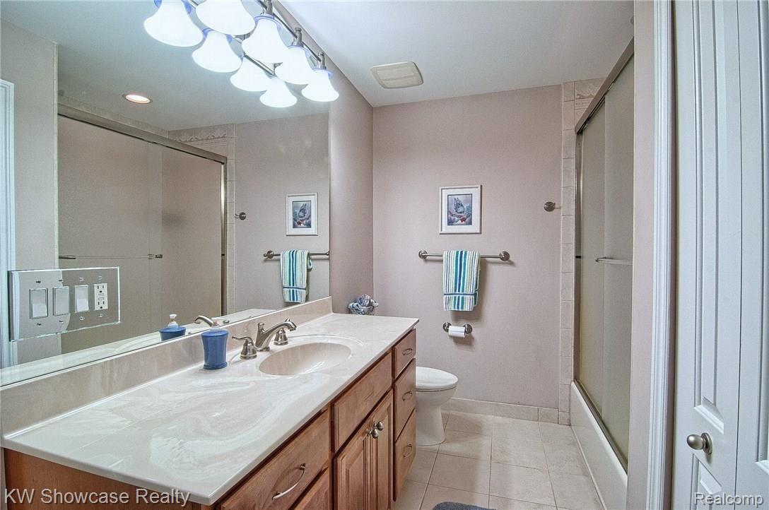 5477 Boulderwood Ridge Clarkston, MI 48348 - Photo 44 of 59 Jack_And_Jill_Bathroom.jpg