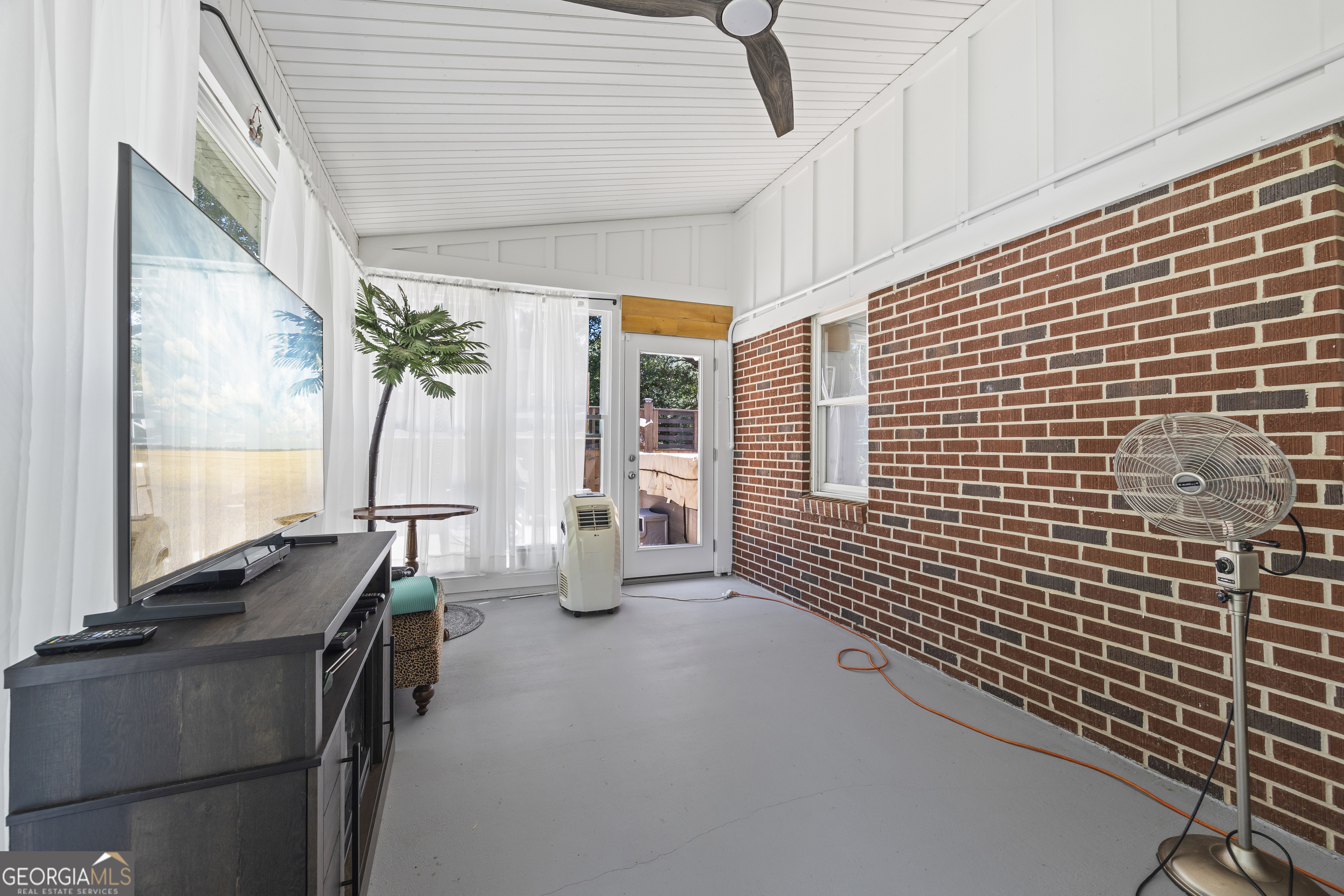 711 Shackelford Road Royston, GA 30662 - Photo 34 of 50 a view of work space with windows