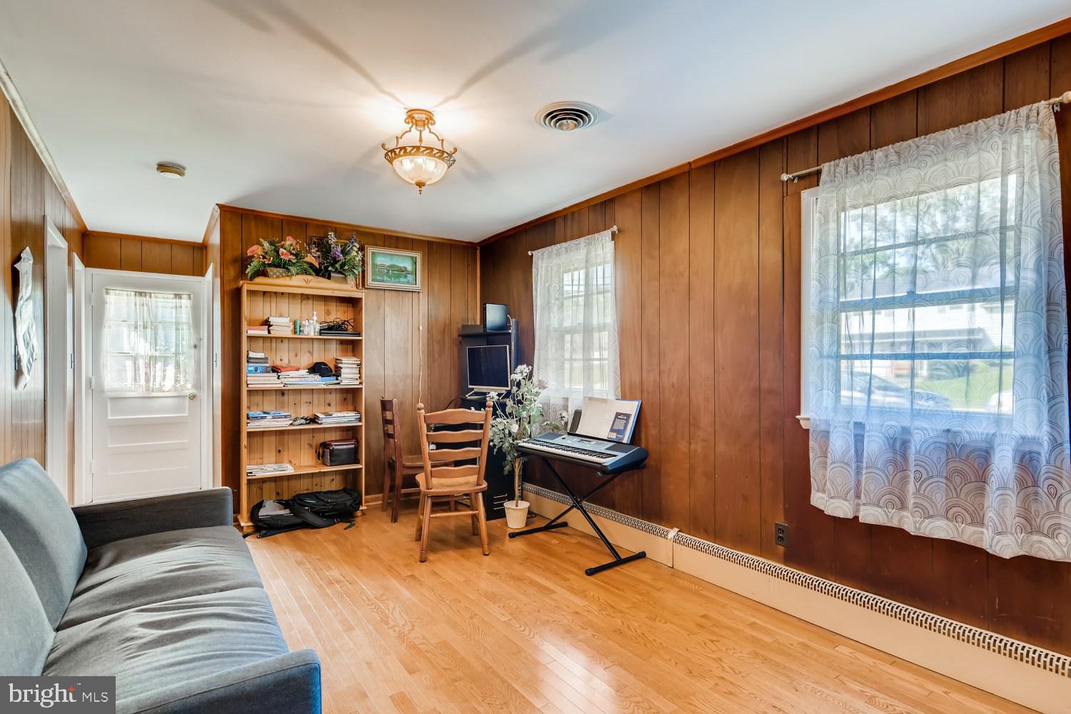 5813 Oakland Road Baltimore, MD 21227 - Photo 7 of 32