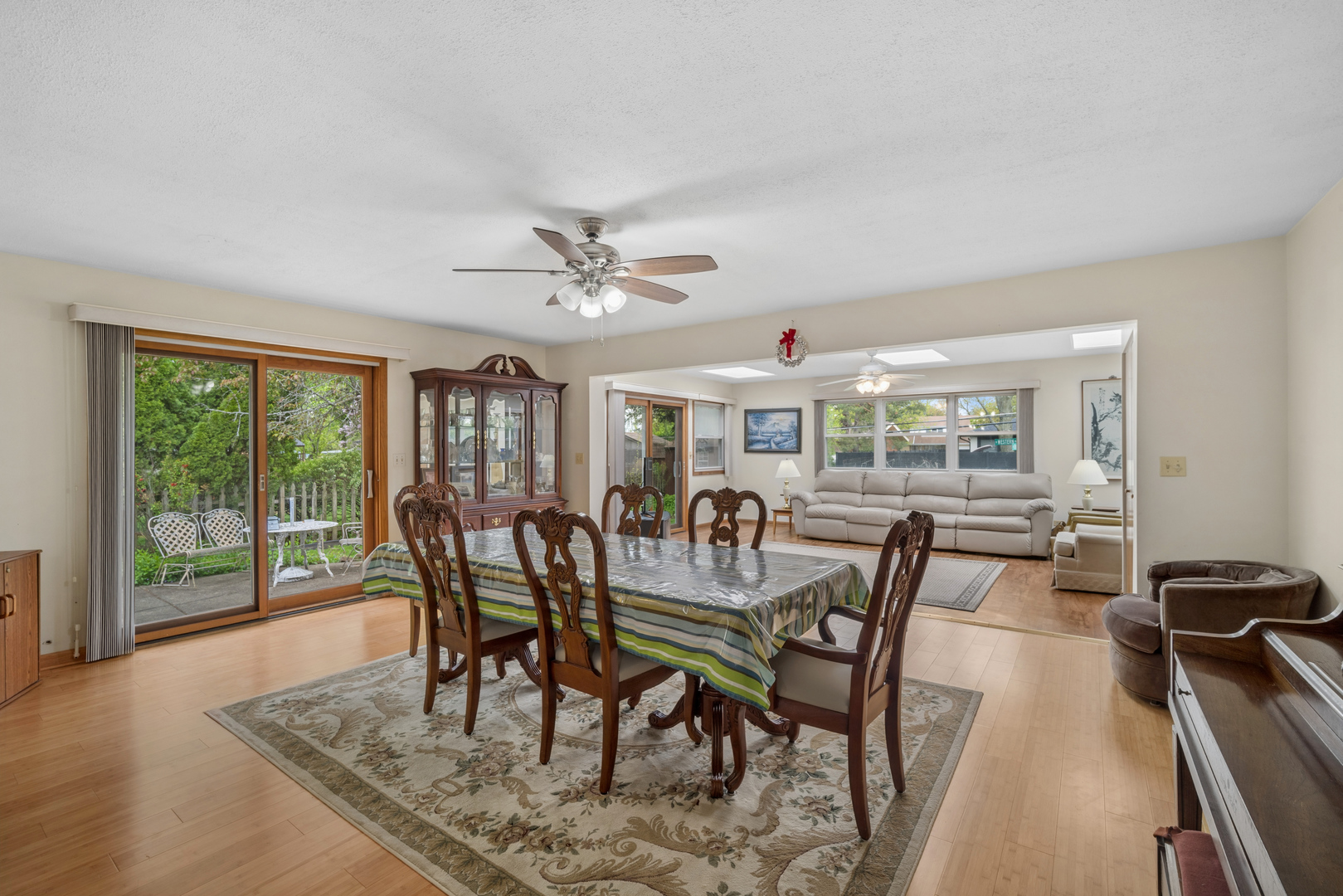 484 Springhill Drive Roselle, IL 60172 - Photo 2 of 23