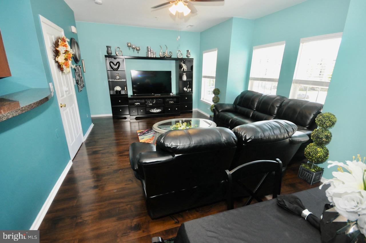 13 Shad Court Riverside, NJ 08075 - Photo 9 of 39 Living Room