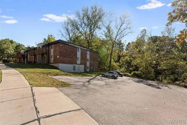 $82,500 | 2804 Blackforest Drive, Unit A, St. Louis, MO 63129