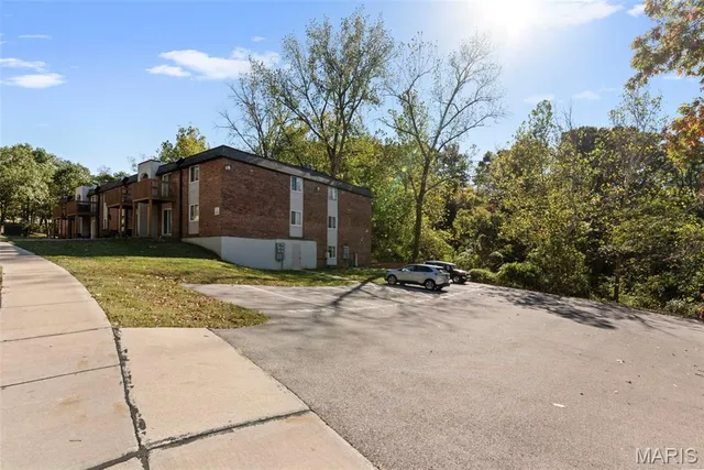 $82,500 | 2804 Blackforest Drive, Unit A, St. Louis, MO 63129