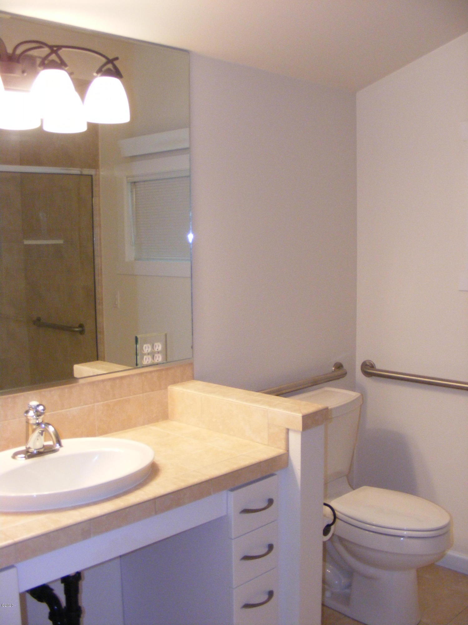 415 Northwest 19th Street Newport, OR 97365 - Photo 30 of 40 Master bath