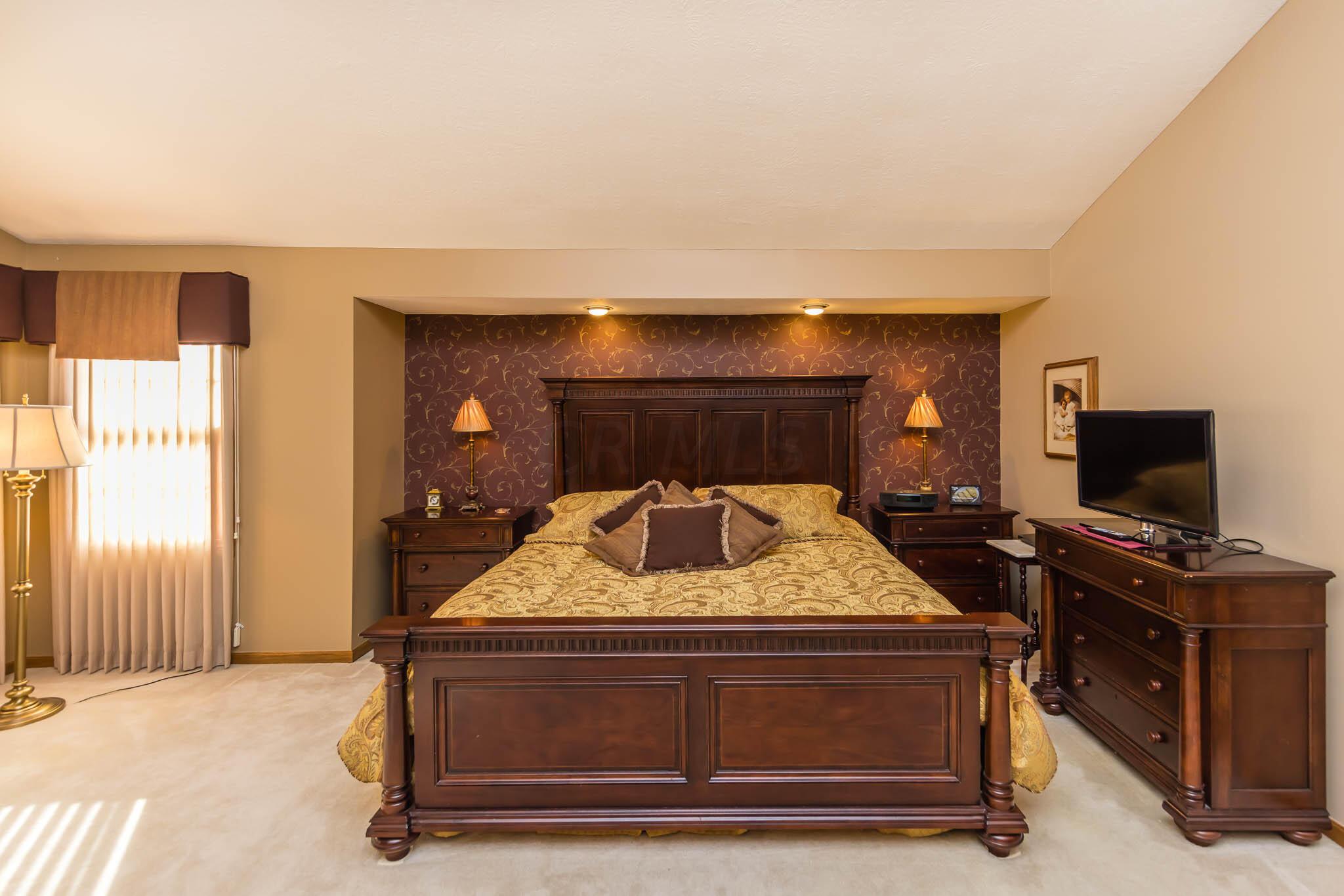 901 Riva Ridge Boulevard Columbus, OH 43230 - Photo 26 of 48 19'8" x 19'8" Master Bedroom